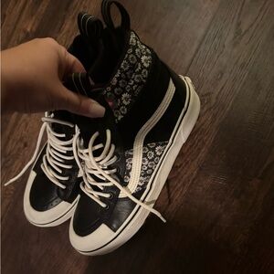 Vans high top daisy shoes women’s size 10
